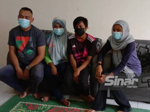 Suraya (dua dari kiri) sekeluarga kini telah bebas wabak Covid-19.