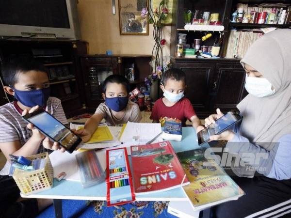 Anak-anak Zulhashimi gembira menerima dua tablet untuk kegunaan pembelajaran mereka di rumah.