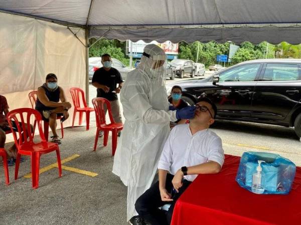 Wei Kiat melakukan ujian saringan Covid-19 di Klinik Dr DV (Klinik Kesavan) di Pusat Bandar Baru Rawang pada Isnin.