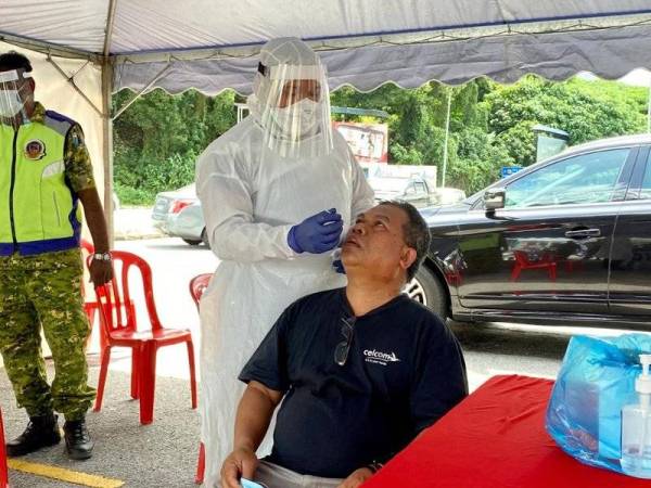 Antara penduduk Rawang yang melakukan ujian saringan Covid-19 di Klinik Dr DV (Klinik Kesavan) dengan kadar bayaran RM50.