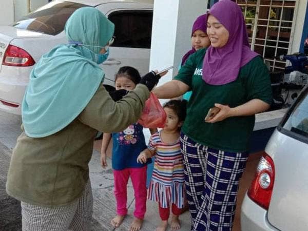 Siti Noorbaizura membuat penghantaran kepada pelanggan di kuaters Air Hitam, Jempol.