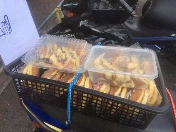 Siti Noorbaizura berniaga dorayaki menggunakan motosikal.