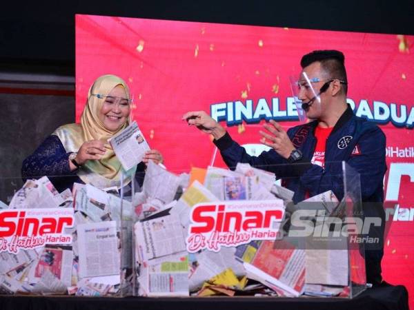 Ruzy Adila (kiri) membuat cabutan bertuah sewaktu Finale Peraduan Sinar Harian Di Hatiku. - FOTO ASRIL ASWANDI SHUKOR