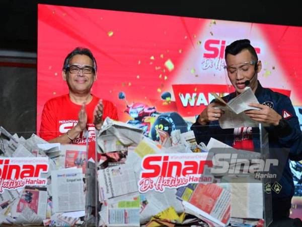 Ketua Pengarang Sinar Harian, Rozaid Rahman (kiri) semasa membuat cabutan pemenang sewaktu Finale Peraduan Sinar Di Hatiku yang berlangsung di Auditorium Karangkraf. - FOTO ASRIL ASWANDI SHUKOR