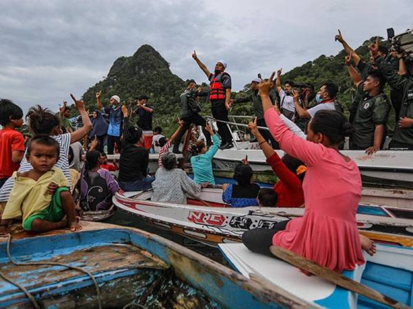 Ebit Lew melahirkan rasa syukur kerana dapat membimbing mereka mengucap dua kalimah syahadah. Foto FB Ebit Lew