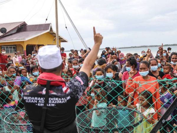 Ebit Lew mendedahkan seramai 490 penduduk Bajau Laut memeluk Islam. - Foto Facebook Ebit Lew