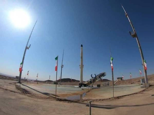 Pelancaran satelit penyelidikan itu julung kalinya menggunakan roket pembawa dilengkapi teknologi enjin bahan api pepejal paling berkuasa. Foto - IRNA.