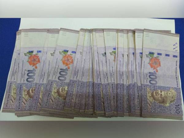 Sejumlah wang sogokan yang cuba diberikan seorang lelaki tempatan kepada anggota PGA supaya tidak menahannya dalam serbuan di Bangunan Seventy Two Food Court, Jalan Mohd Akil, Batu Pahat, pada Isnin.