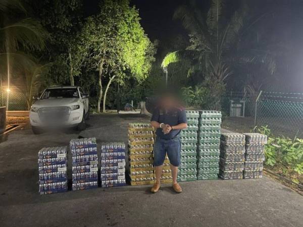 Seorang lelaki tempatan yang cuba merasuah anggota PGA ditahan dan arak seludup dirampas dalam serbuan di Jalan Mohd Akil, Batu Pahat pada Isnin.