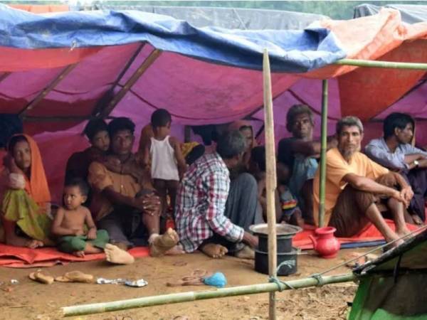 Gambar fail menunjukkan pelarian-pelarian Rohingya yang mendapat perlindungan di Ukhiya, Bangladesh. - Foto AFP