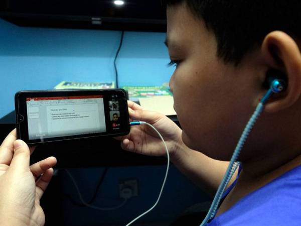 Lanjutan pengumuman Kementerian Kesihatan mengenai trend jangkitan Covid-19 yang semakin meningkat, Kementerian Pendidikan mengumumkan semua murid sekolah rendah dan menengah perlu mengikuti pembelajaran melalui PdPR. - Foto Bernama
