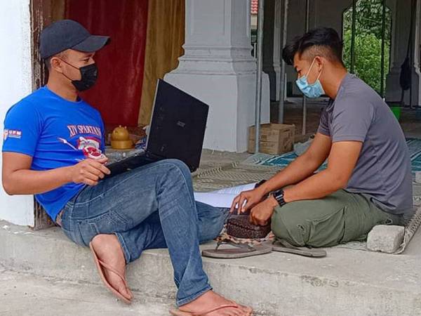 Muhamad Fais Azroy (kanan) bersama rakannya terpaksa berkampung di masjid seharian demi menyiapkan tugasan universiti.