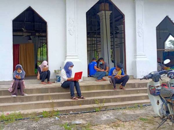 Capaian internet yang kuat di kawasan Masjid Pondok Darul Ulum, Serendah menyebabkan pelajar di kawasan tersebut memenuhi kawasan itu bagi mengikuti PdPR.