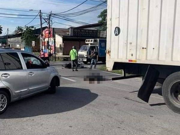 Kemalangan membabitkan sebuah motosikal dan sebuah lori di Jalan Welfare, Kampung Baru, Sungai Buloh pada Selasa.