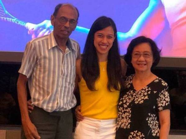 Nicol bersama kedua ibu bapanya yang menjadi tulang belakang kejayaannya selama ini.