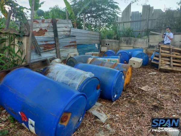 Penemuan tong berisi bahan buangan berjadual (bahan pelarut) yang didapati tidak diuruskan dengan baik.