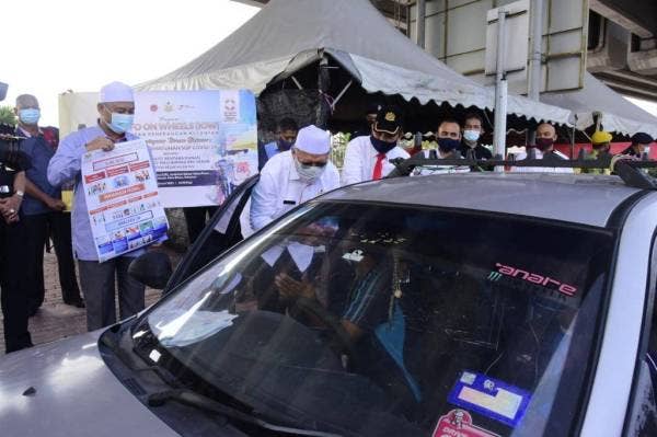 Ahmad Yakob turun padang ke lokasi Sekatan Jalan Raya (SJR) di Jalan Hamzah, Kota Bharu pada Rabu bagi mengedarkan risalah dan memberi kesedaran kepada orang ramai supaya mematuhi SOP PKP bagi mengekang penularan Covid-19.
Photo : Jabatan Penerangan Kelantan