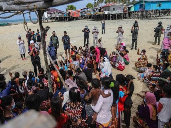Ebit Lew bertemu dengan penduduk di sebuah pulau di Semporna, Sabah, semasa menyampaikan bantuan Covid-19 selain bercadang membina tiga buah sekolah untuk anak-anak Bajau Laut.