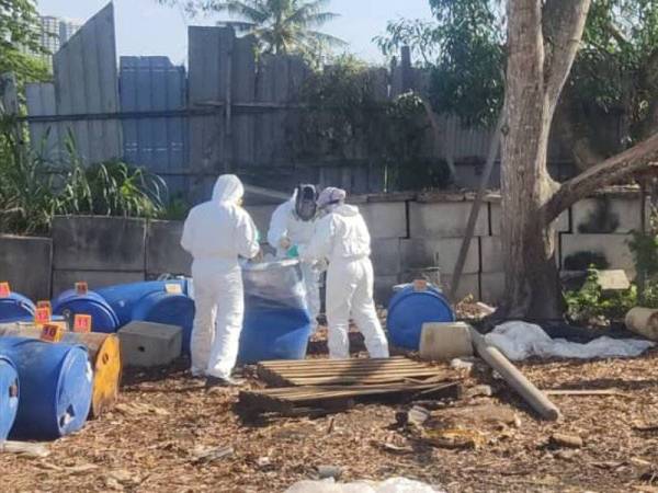 Pihak Jabatan Air Selangor (JAS) mengambil sampel sisa bahan kimia untuk dibawa ke makmal kajian.