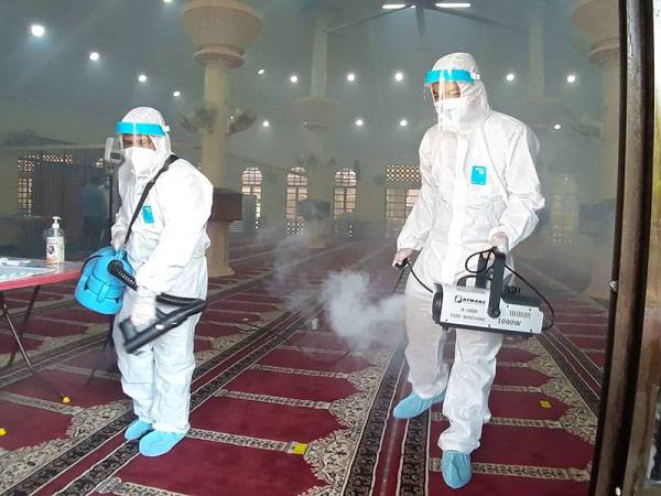 Pasukan disinfeksi melakukan kerja-kerja sanitasi di Masjid Kampung Bukit Cempaka di Batu Rakit, Kuala Nerus.