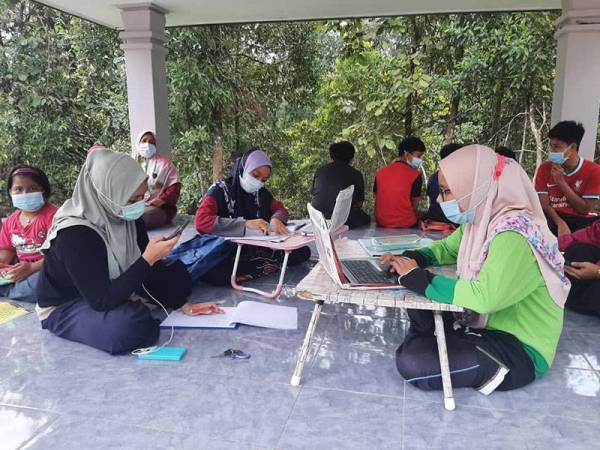 Pelajar mengikuti proses pengajaran dan pembelajaran di rumah (PdPR) di tempat rehat kawasan perkelahan.