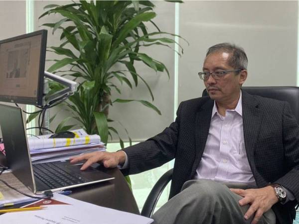 Ketua Pegawai Operasi Glomac, Zulkifly Garib menyampaikan taklimat maya pra pelancaran Dahlia Sari pada Rabu.