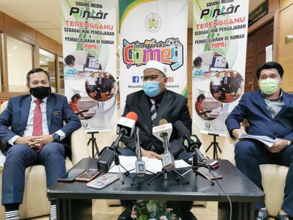 Ariffin (tengah) ketika sidang akhbar di Wisma Darul Iman pada Rabu.