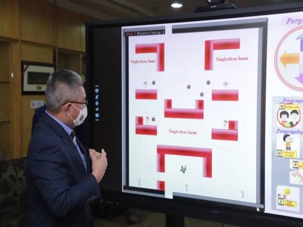 Dr Adham ketika menghadiri sesi pengenalan aplikasi pendidikan untuk mengelak jangkitan Covid-19 pada Rabu. Foto Facebook KKM