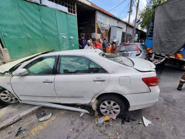 Kenderaan yang dipandu mangsa merempuh tembok di persimpangan lampu isyarat Jalan Bunga Mawar di Taman Muda pada Rabu.