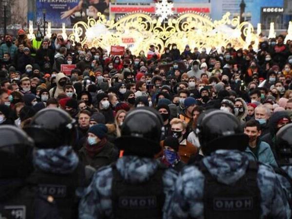 Sejumlah penyokong pemimpin pembangkang dan antirasuah Rusia, Alexei Navalny mengadakan tunjuk perasaan bagi mendesak beliau dibebaskan dari penjara di Moscow pada Januari lalu. - Foto AFP