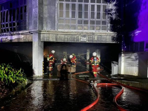 Bomba memadam kebakaran yang berlaku melibatkan 120 buggy di Kelab Golf Kota Seriemas, Nilai pada awal pagi Khamis. - Foto ihsan Bomba
