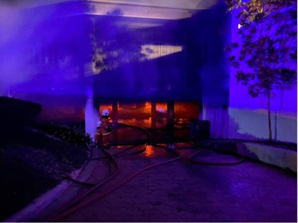 Bomba memadam kebakaran yang berlaku melibatkan 120 buggy di Kelab Golf Kota Seriemas, Nilai pada awal pagi Khamis. FOTO: IHSAN BOMBA