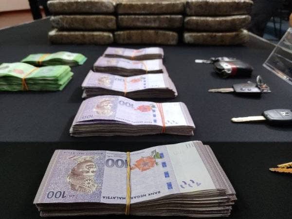 Sejumlah wang tunai turut dirampas daripada sindiket berkenaan.