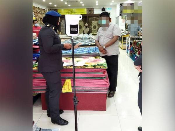 Penguatkuasa KPDNHEP sedang melakukan pemeriksaan di premis perniagaan. - Foto KPDNHEP