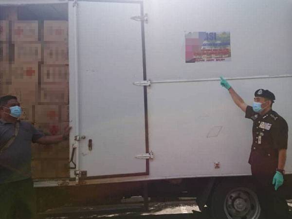 Abdul Majid menunjukkan mercun yg dirampas dalam serbuan Ops Limau selepas sidang akhbar di Ibu pejabat Kontinjen Polis (IPK) Melaka, di Bukit Beruang di sini pada Khamis.