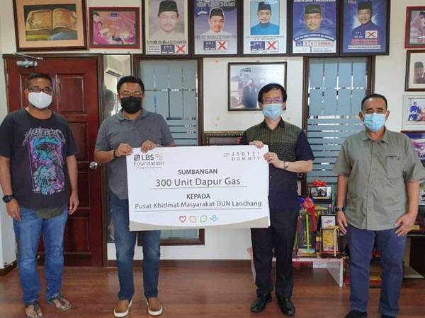 Sumbangan 300 unit dapur gas juga turut diagihkan.