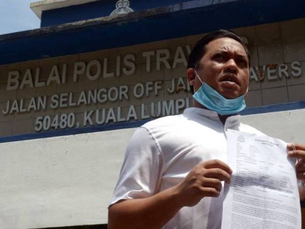 Muhamad Nur Aizat membuat laporan terhadap Tommy di Balai Polis Jalan Travers, Brickfields pada Khamis.