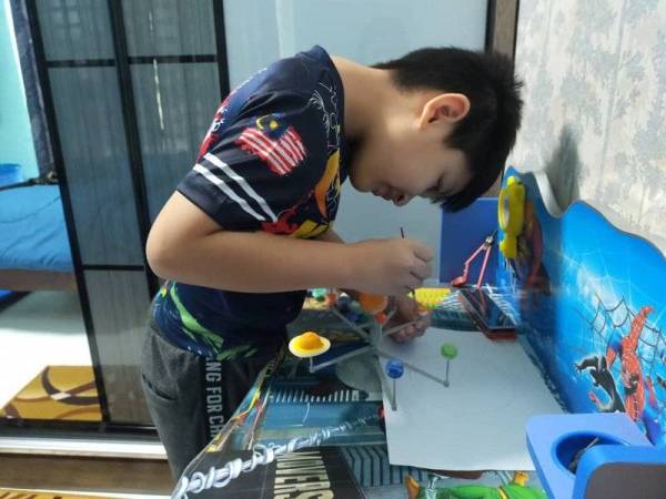 Iman menggunakan masa terluang dengan melayari Youtube untuk mempelajari pelbagai uji kaji termasuk menghasilkan arus elektirk dan sistem solar.