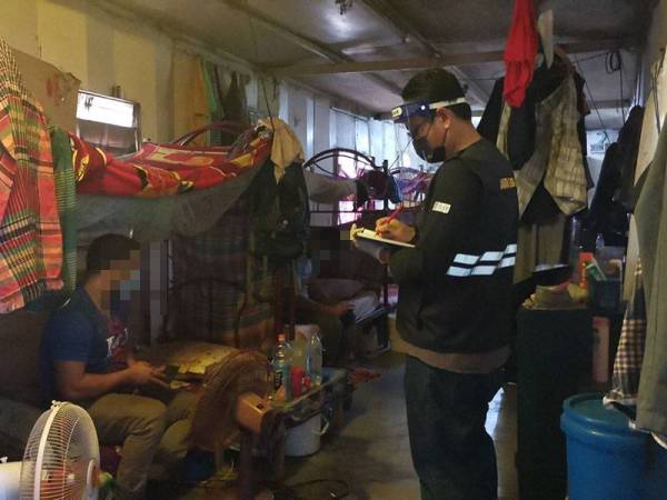 Pegawai JTKSM memeriksa kontena yang disediakan majikan yang sesak sekaligus menyalahi Akta 446.