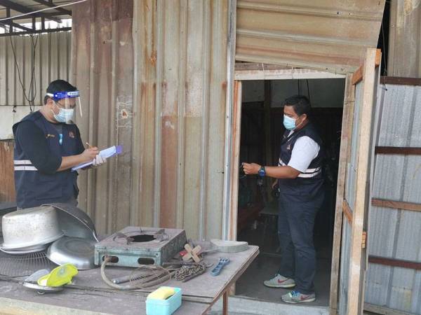 Pegawai JTKSM turut memeriksa pondok yang menjadi penginapan dua pekerja asing di kilang tersebut.