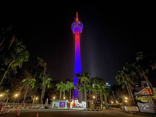 Menara Kuala Lumpur kelihatan dinyalakan lampu berwarna biru dan jingga sempena menyambut Hari Kanser Sedunia bagi menunjukkan sokongan kepada inisiatif dan usaha kesedaran di seluruh dunia ketika tinjauan malam ini.