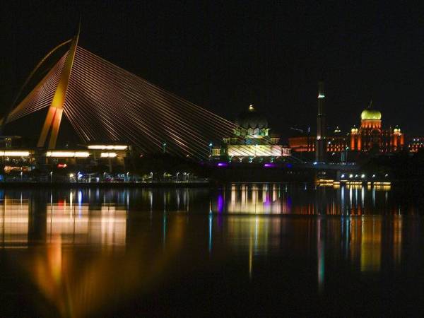Jambatan Seri Wawasan dan Bangunan Perdana Putra dilimpahi cahaya jingga sempena Sambutan Hari Kanser Sedunia bertemakan Hari Kanser Sedunia "I Am and I Will” (Saya Akan dan Saya Boleh) hari ini.