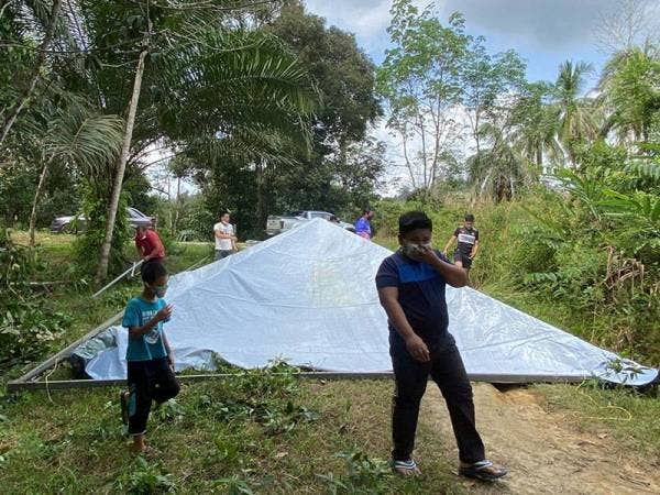 Khemah sementara yang dipasang di Kampung Payong, Setiu bagi membolehkan anak-anak kampung itu mengikuti PdPR dengan lebih selesa.