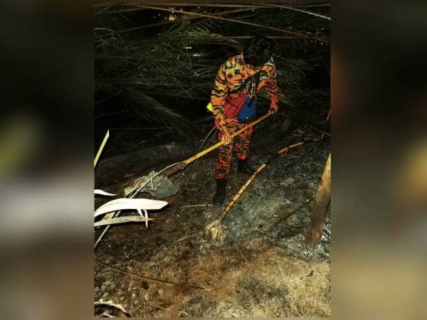 Anggota bomba menjalankan kerja memadam api dalam kebakaran di atas bukit di Tanjung Bungah, Georgetown pada malam Khamis.