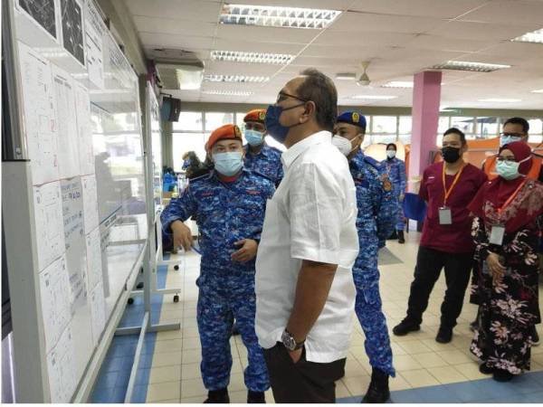 Wan Rosdy mendengar taklimat berhubung operasi pusat kuarantin di Kuipsas ketika melawat pusat itu pada Jumaat.