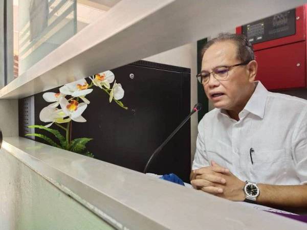 Wan Rosdy mengambil peluang berinteraksi bersama pelajar yang ditempatkan di pusat kuarantin Kuipsas melalui 'intercom' pada lawatan beliau ke pusat itu pada Jumaat.