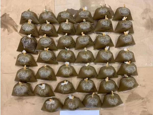 Air ketum dalam plastik lut sinar yang dirampas selepas Polis menahan tiga lelaki menerusi serbuan di sekitar Permas Jaya, Johor Bahru.