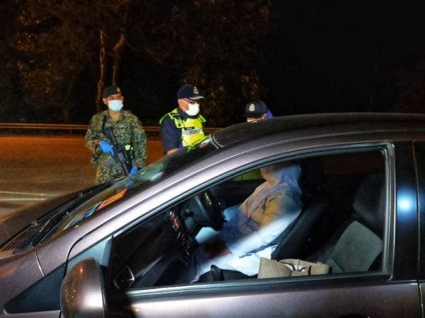 Ahmad Shukri (tengah) bertanya sesuatu kepada pemandu yang melalui SJR di Tol Alor Setar Selatan di Alor Setar pada Khamis.