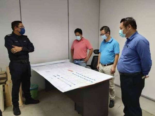 Mohd Fazley (kiri) semasa membuat lawatan bagi melihat SOP Covid-19 di sebuah kilang di sekitar Nilai 3 baru-baru ini.