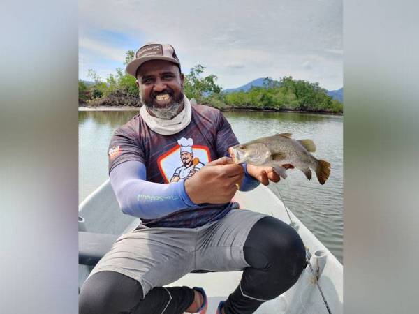 Selvakumar memancing siakap.